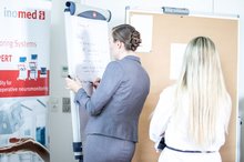 Course situation: inomed employee explains with a flipchart