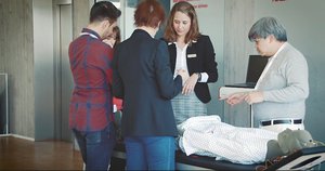 Coursesituation: inomed employee explains with dummy in a Hands-on Session
