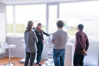 Coursesituation: inomed employee explains to the participants